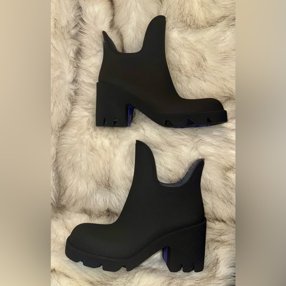 BURBERRY
Black Ankle Rain Boots
Women’s size EU 38 - Picture 1 of 8